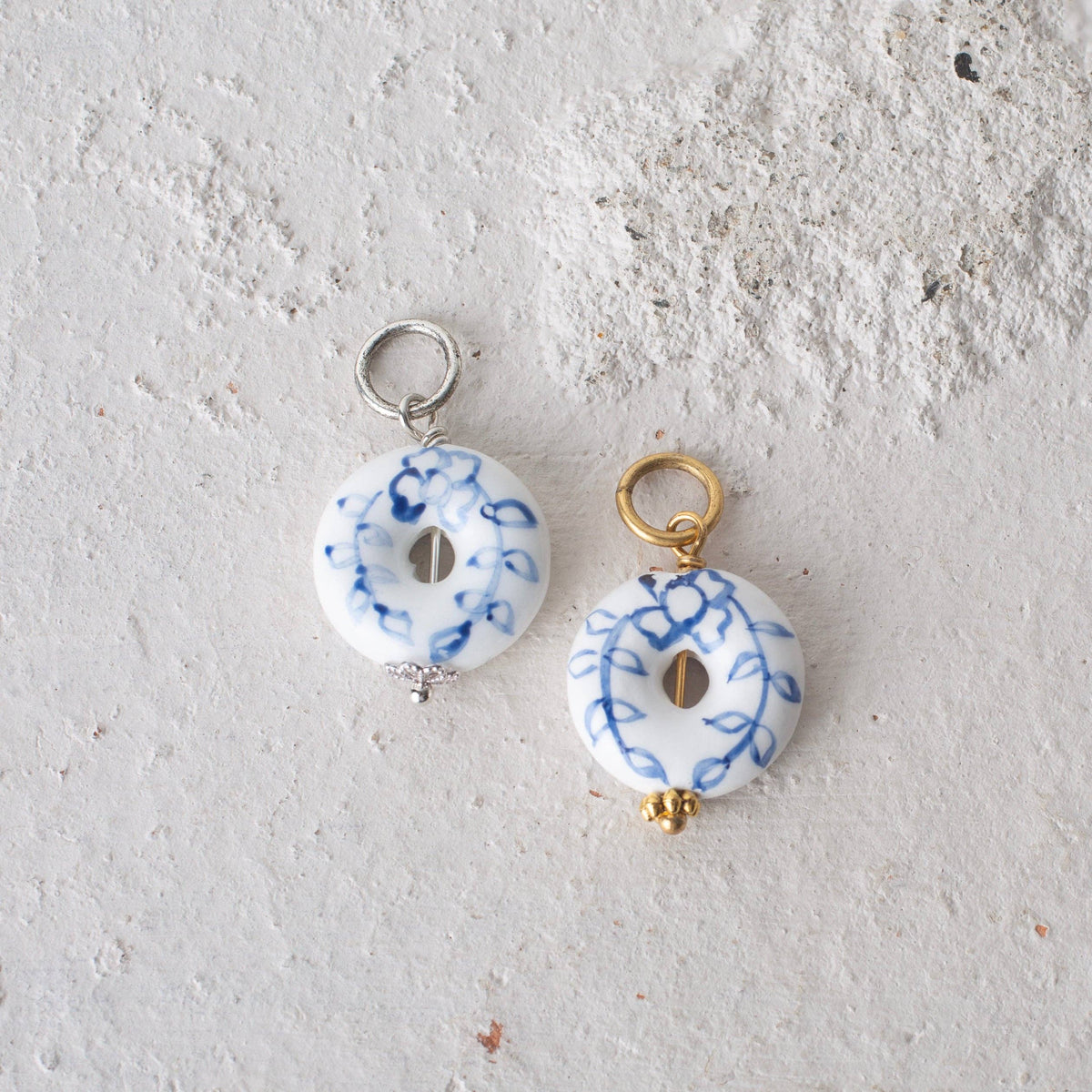 Chinoiserie Puffy Porcelain Toile Ceramic Bead Charms: Antique Gold