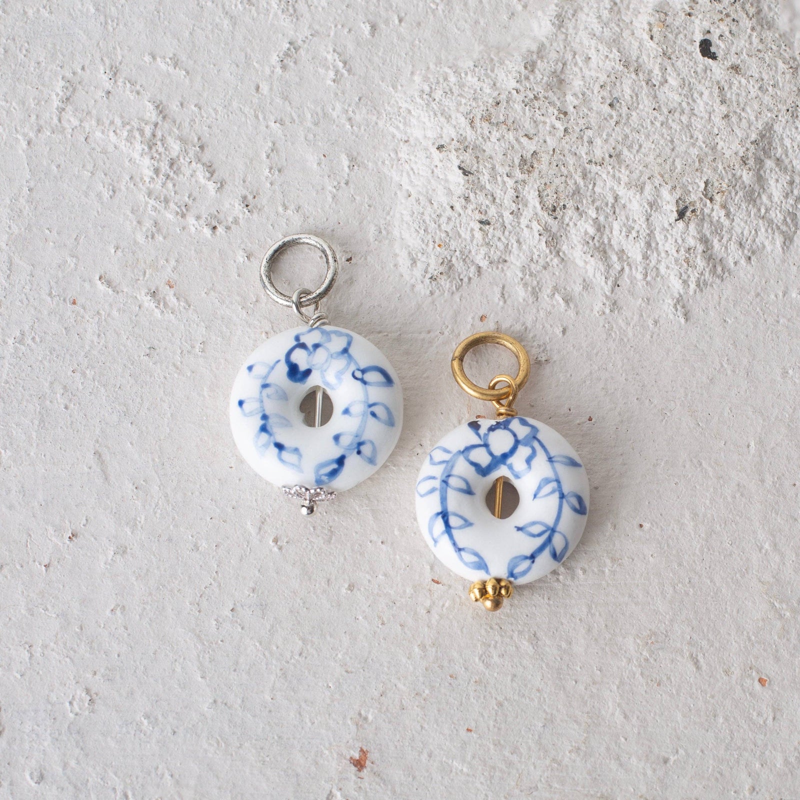 Chinoiserie Puffy Porcelain Toile Ceramic Bead Charms: Antique Gold
